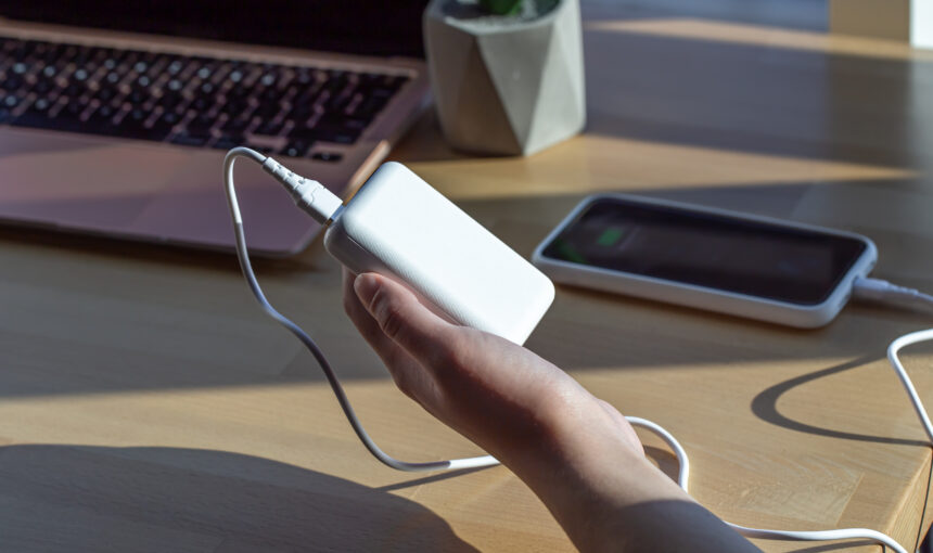 Emirates proíbe uso de ‘power-banks’ durante voos a partir de outubro