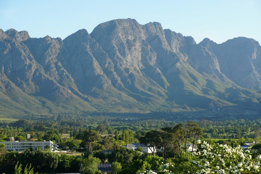 Montanhas e vinhedos no vale de Franschhoek