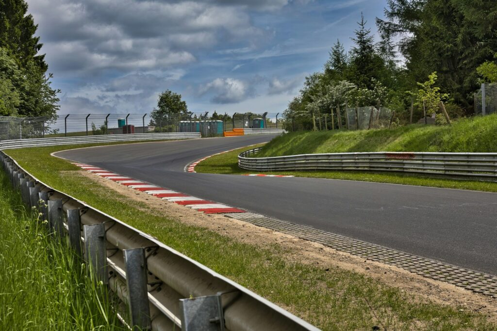 Curvas de uma pista de corrida em meio ao verde