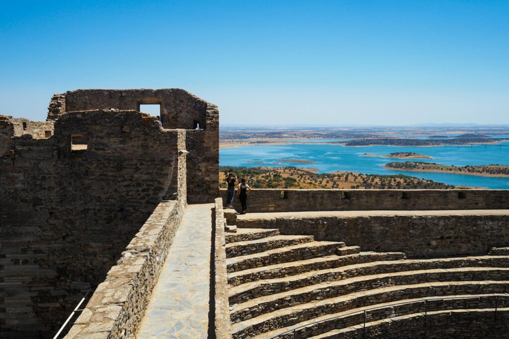 Castelo de Monsaraz com o lago Alqueva ao fundo