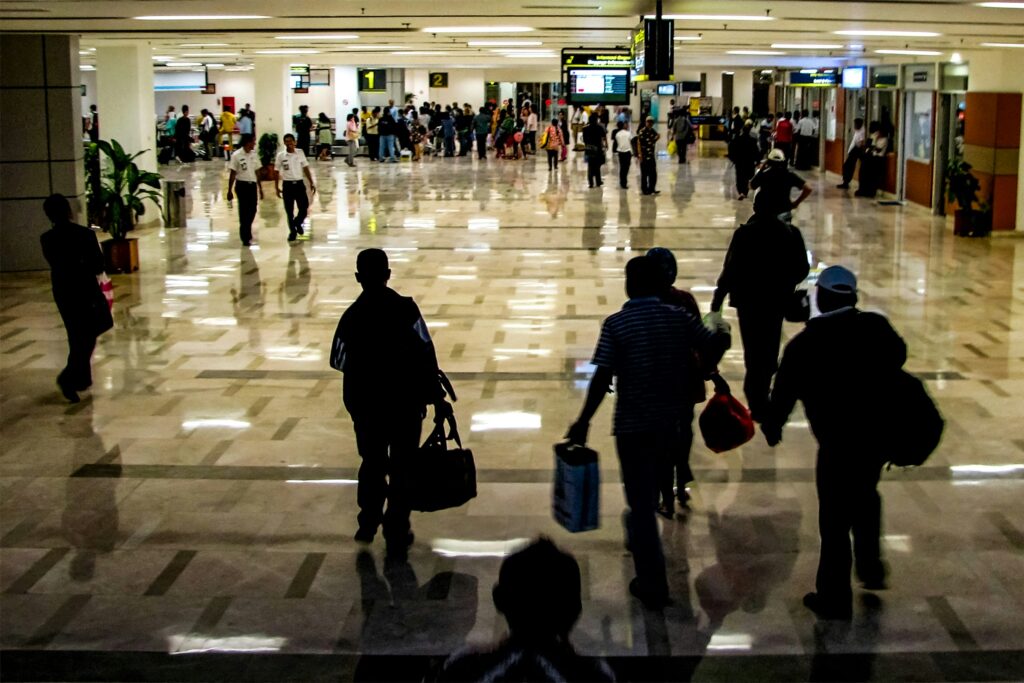 Passageiros com malas caminhando no terminal do aeroporto