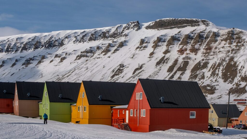 Casas coloridas na neve, em Svalbard