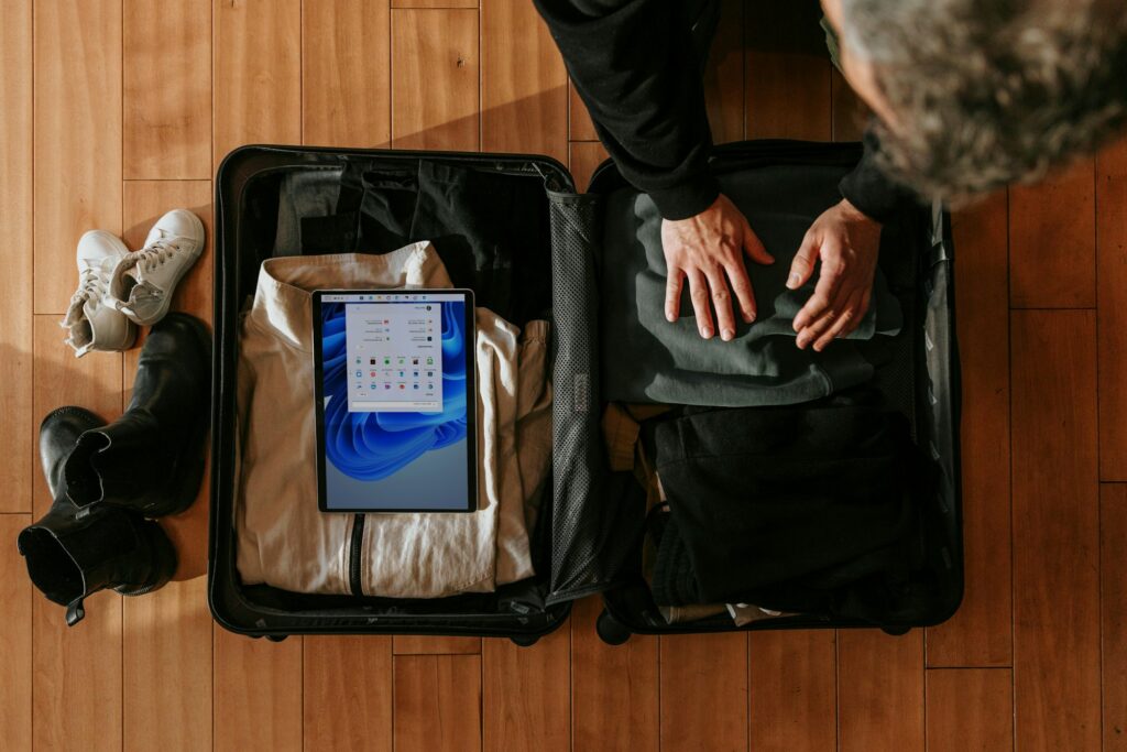 Pessoa arrumando a mala de viagem