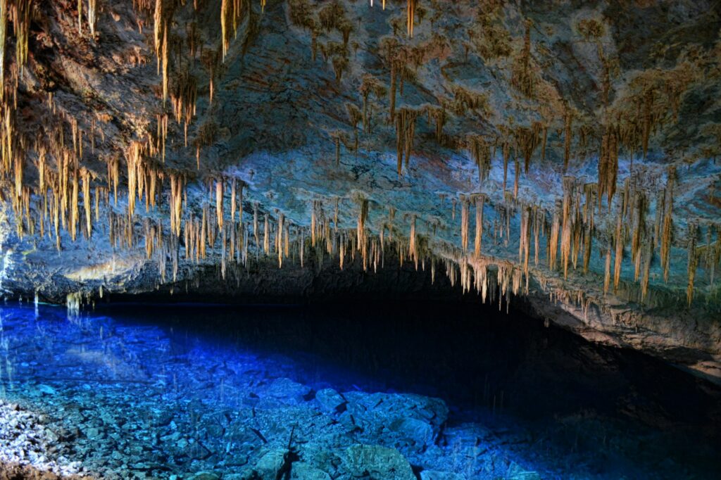 Água azul intensa no interior da Gruta do Lago Azul, em Bonito (MS)