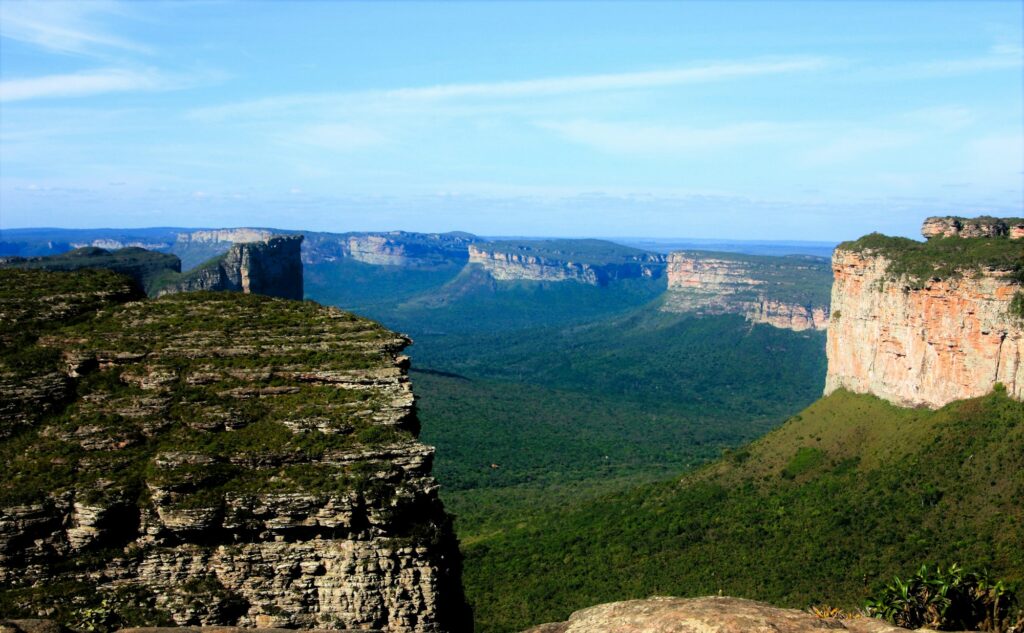 Serras azuladas vistas de um mirante em Igatu, na Chapada Diamantina (BA)