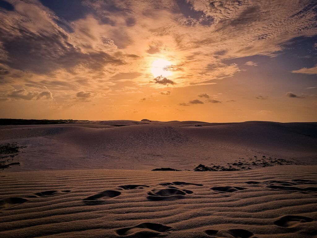 Pôr do sol sobre as dunas de Jericoacoara, no Ceará