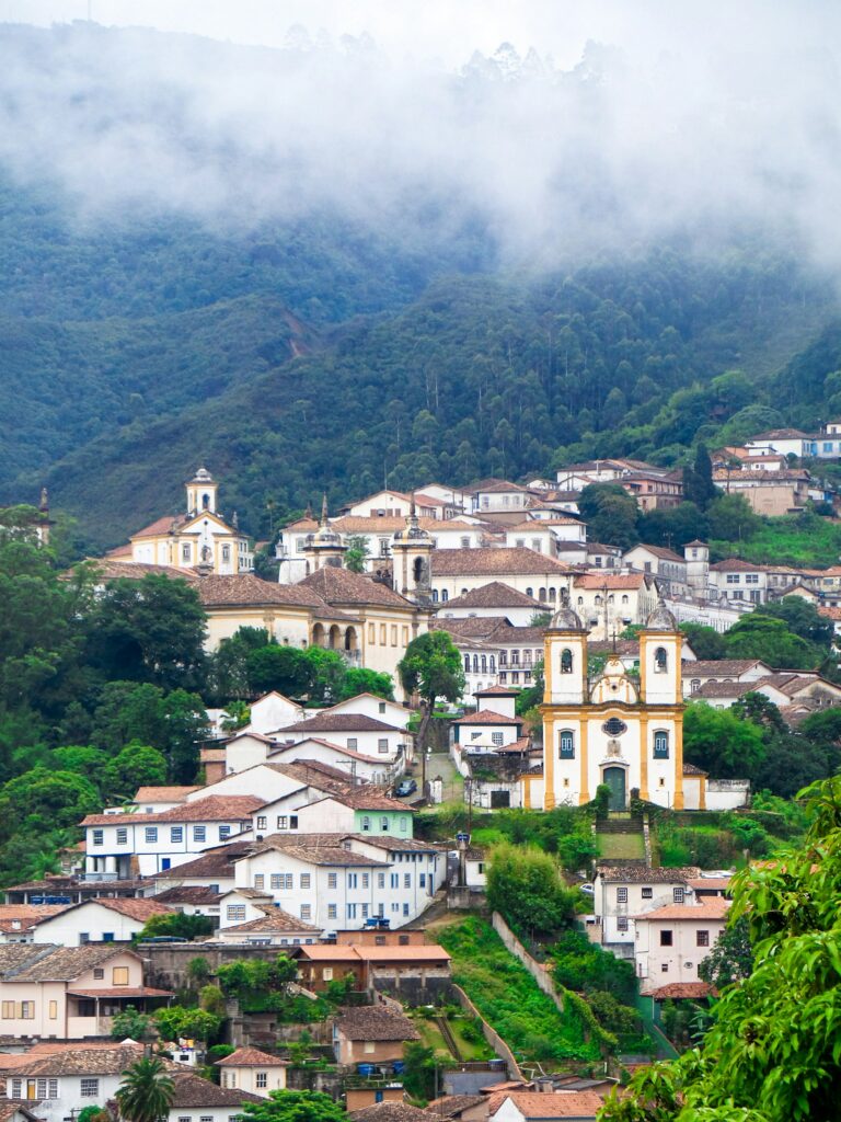 Casario colonial e igreja entre morros no centro histórico de Ouro Preto (MG)