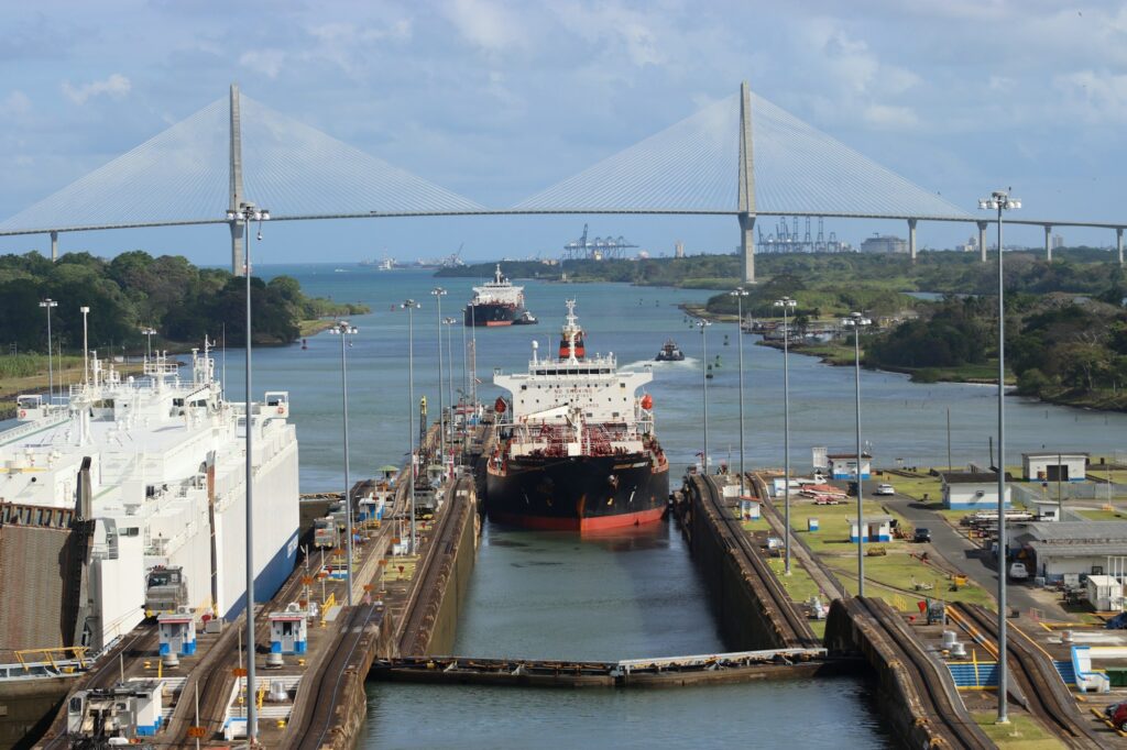 Navio atravessando as eclusas do Canal do Panamá