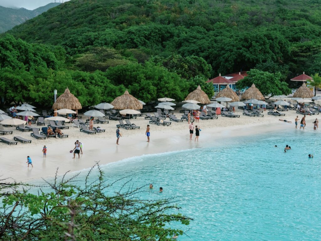 Praia de areia clara e mar azul em Curaçao