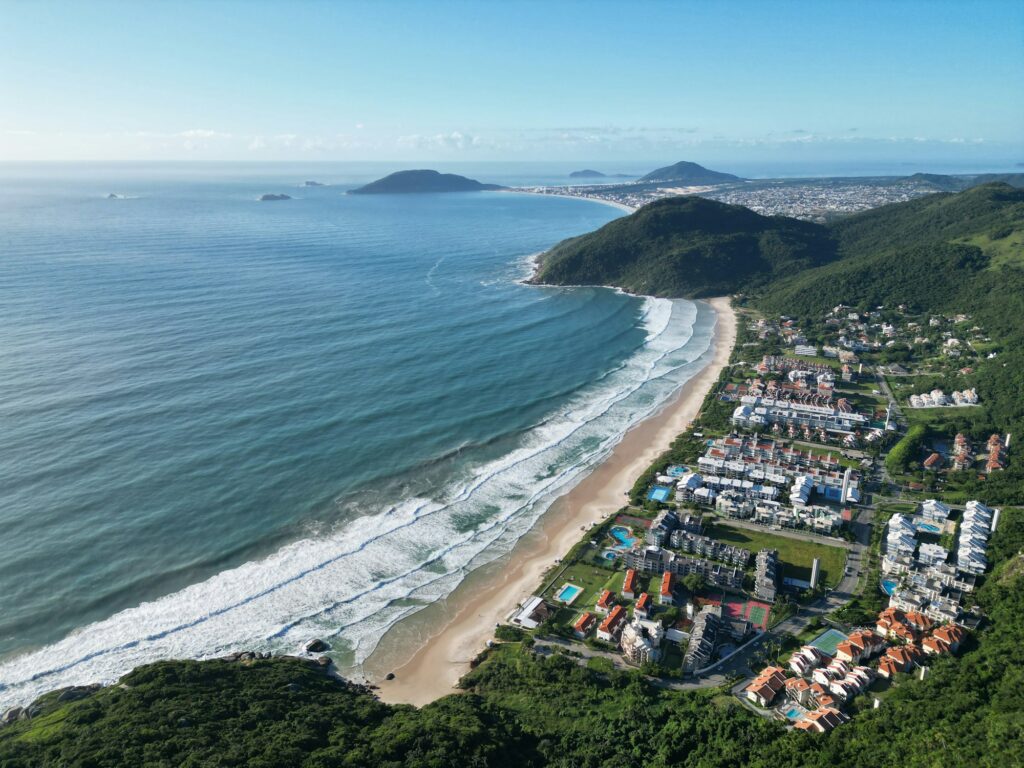 Vista aérea de praia em Florianópolis, Santa Catarina