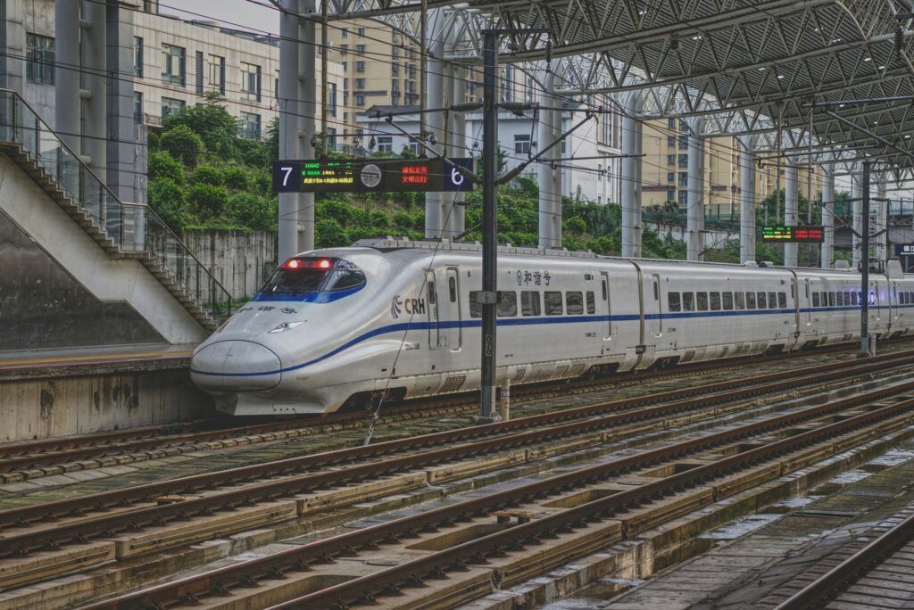 Trem de alta velocidade chinês nos trilhos durante o dia