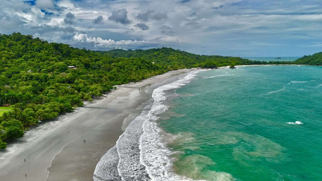 Praia do Parque Nacional Manuel Antonio vista do alto