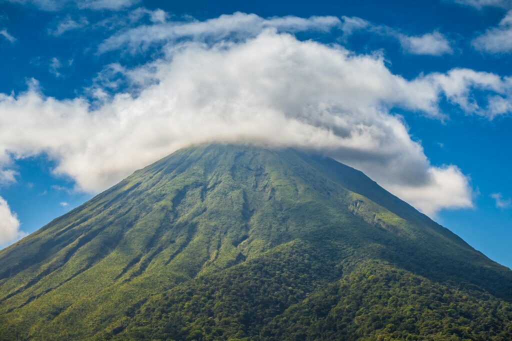 Vulcão Arenal entre nuvens, na Costa Rica