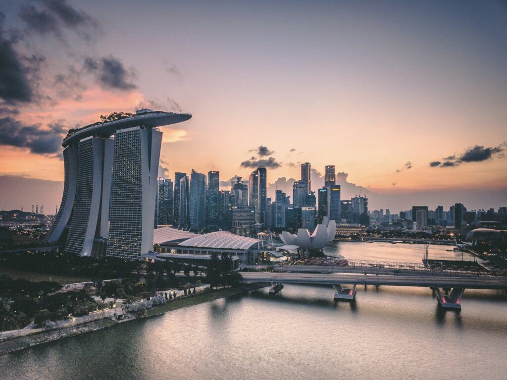 Marina Bay Sands e o horizonte de Singapura ao entardecer