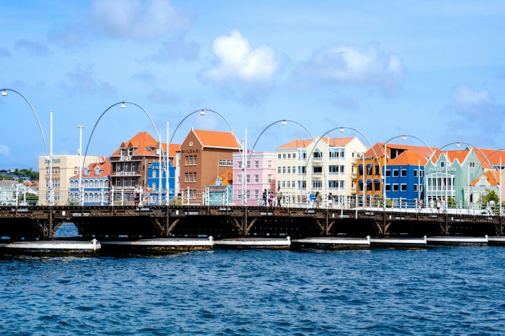 Casas coloridas e a ponte Rainha Emma em Willemstad, Curaçao