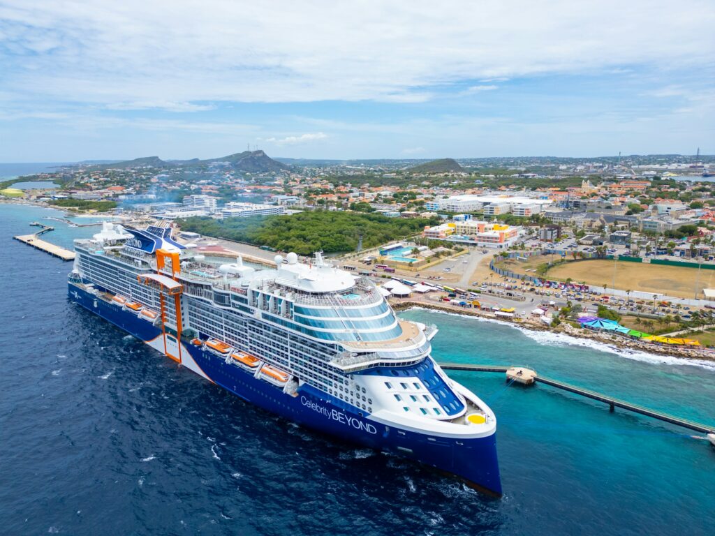 Navio de cruzeiro navegando em mar aberto