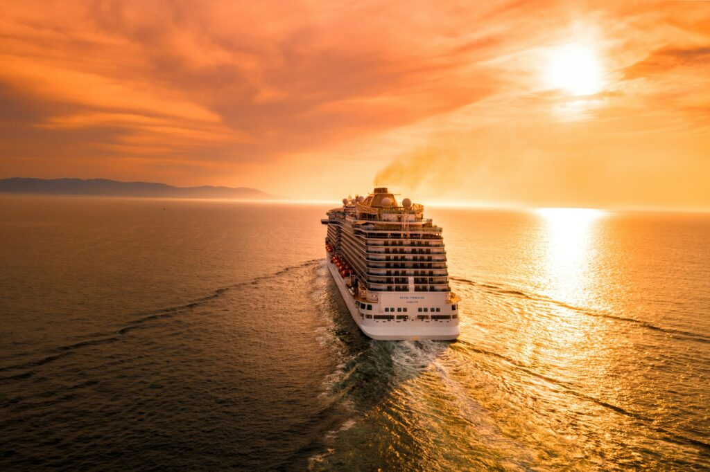 Navio de cruzeiro navegando ao pôr do sol