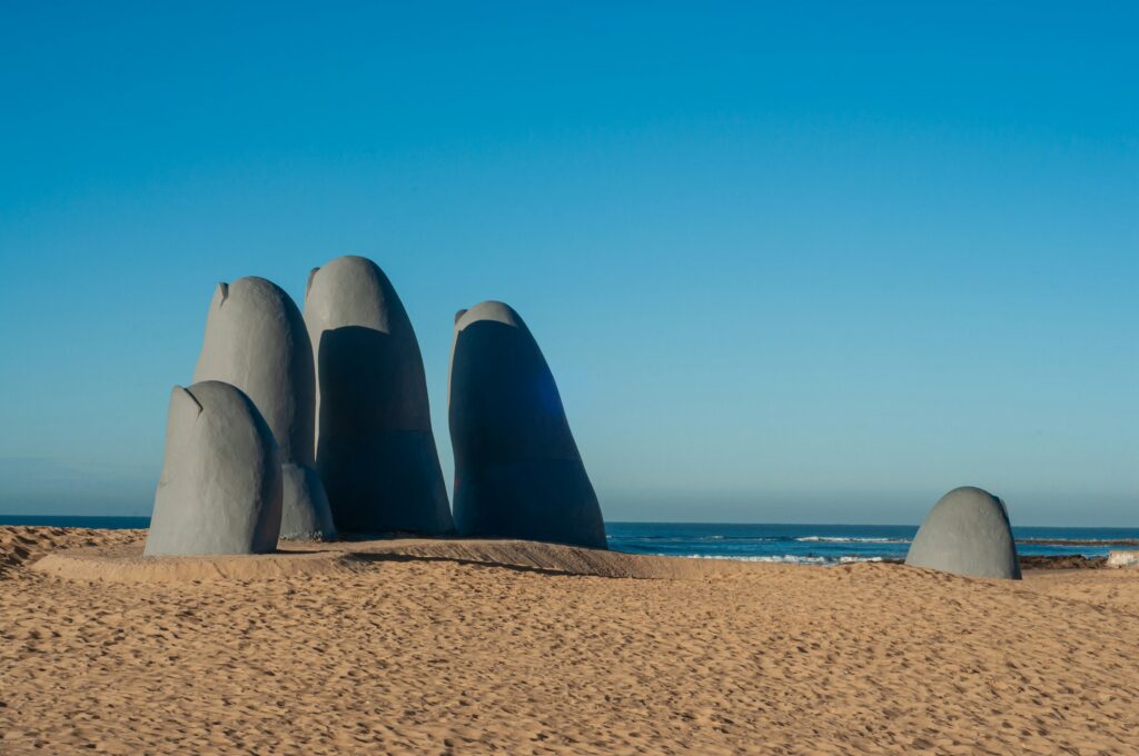 Escultura La Mano na praia Brava, em Punta del Este