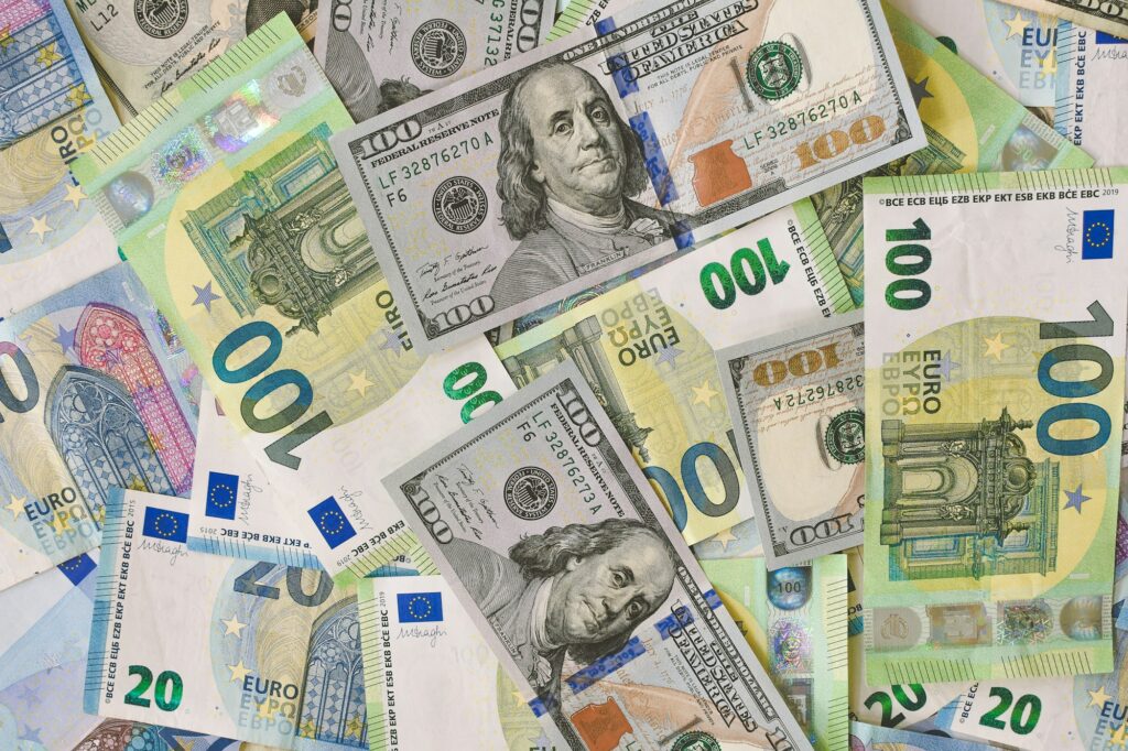Notas de dólar e de euro espalhadas
