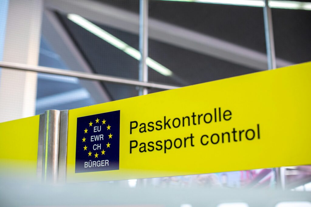 Placa de controle de passaportes em aeroporto europeu