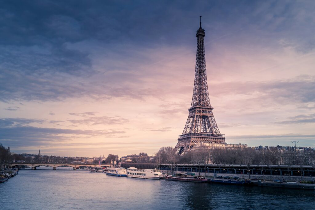 Torre Eiffel e o rio Sena ao entardecer, em Paris