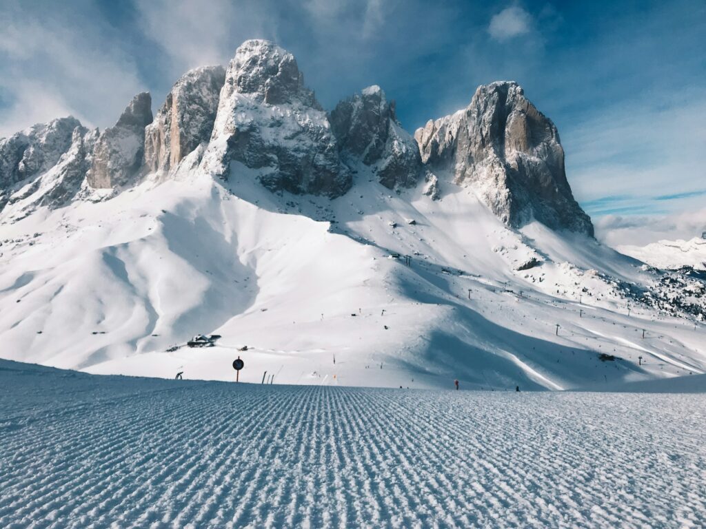 Pista de esqui nas Dolomitas, na Itália
