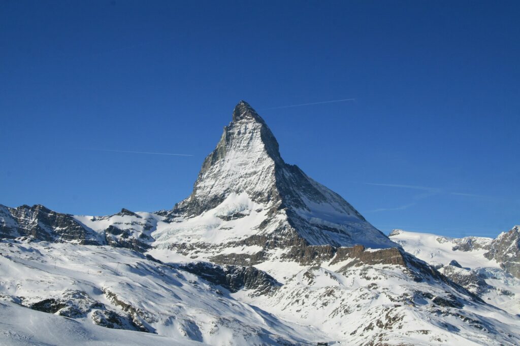 O Matterhorn coberto de neve, em Zermatt, na Suíça