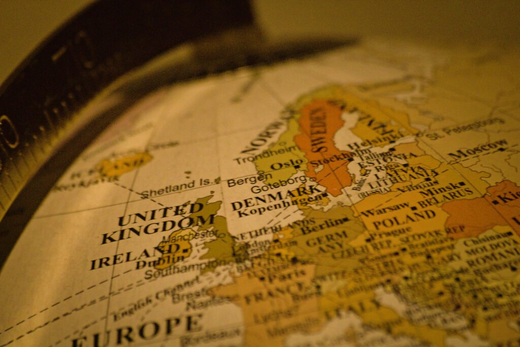 Globo com o mapa da Europa em destaque