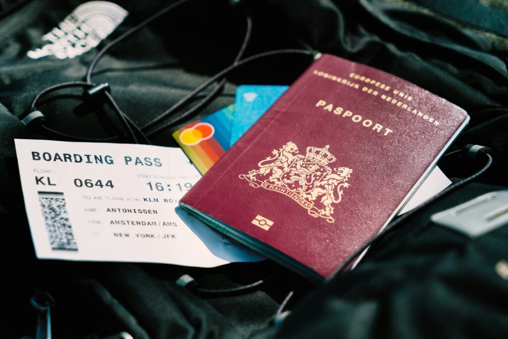 Passaporte e cartão de embarque sobre a mala
