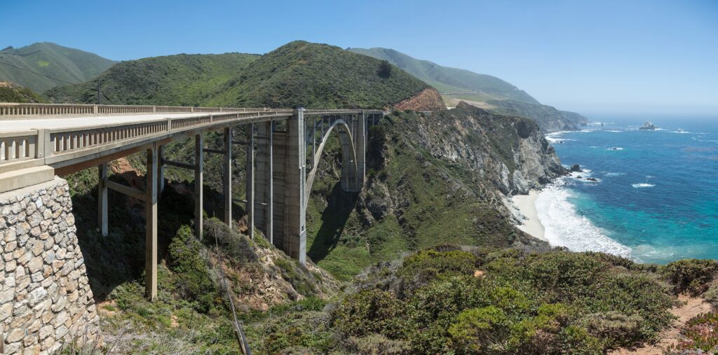 Ponte Bixby Creek sobre falésias da costa de Big Sur, na Califórnia
