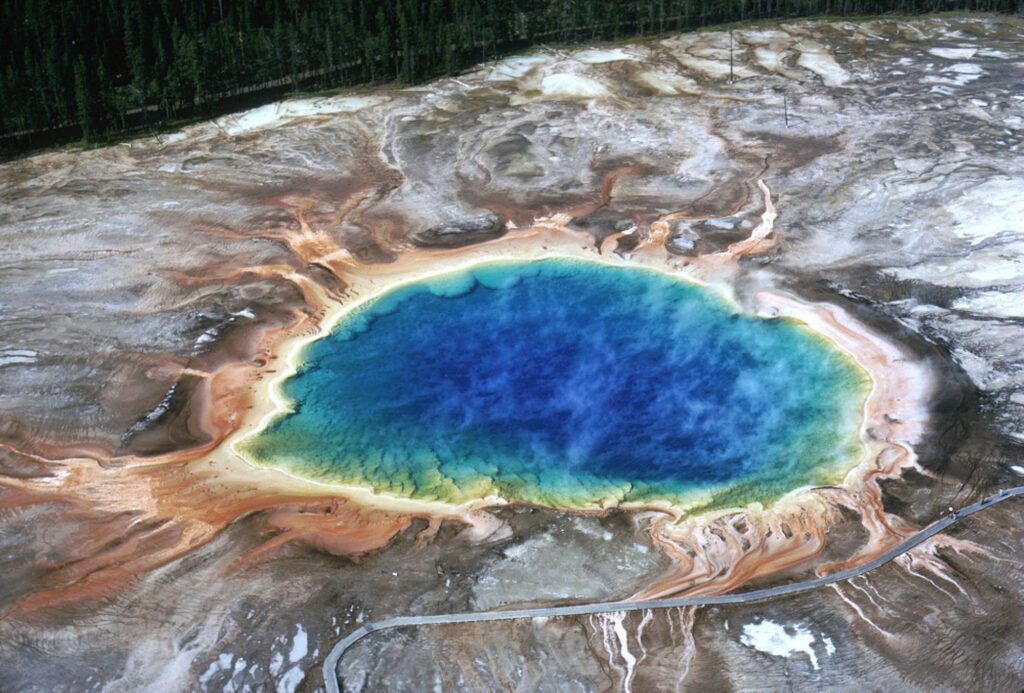 Vista aérea da Grand Prismatic Spring, fonte termal colorida em Yellowstone