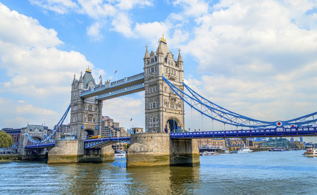 Tower Bridge sobre o Rio Tâmisa, em Londres
