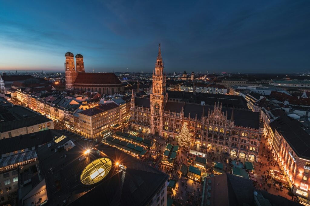 Vista aérea noturna da Marienplatz em Munique iluminada com o mercado de Natal