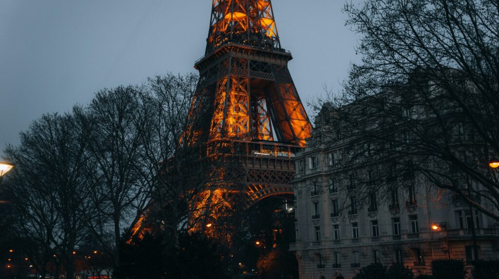 Torre Eiffel iluminada à noite em Paris
