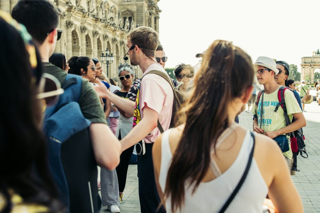 Grupo de turistas caminhando juntos em um passeio guiado