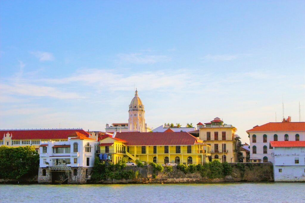 Casario histórico à beira-mar na Cidade do Panamá