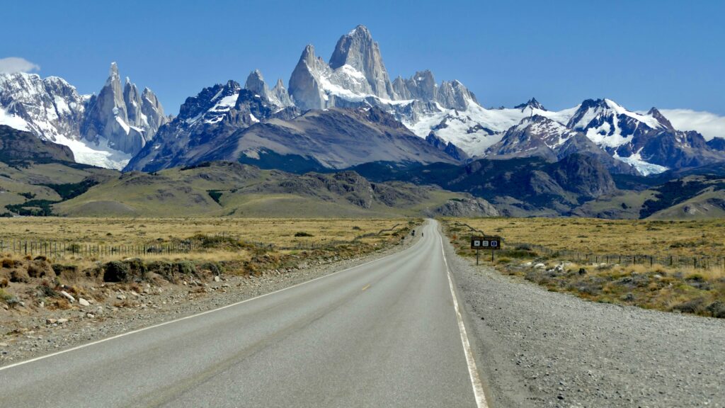 Estrada rumo a El Chaltén com o Monte Fitz Roy ao fundo