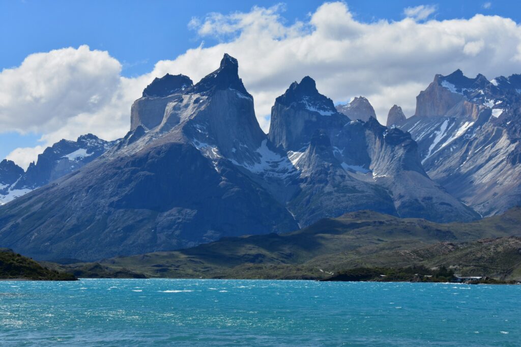 Picos de Torres del Paine sobre o lago, no Chile