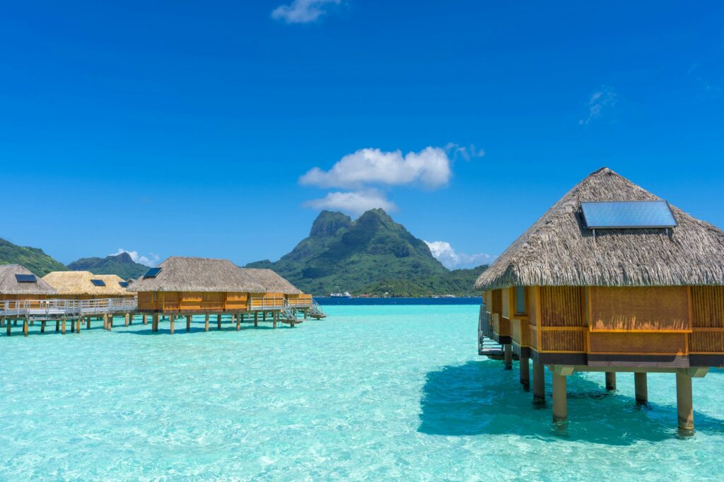 Bangalôs sobre a lagoa de Bora Bora