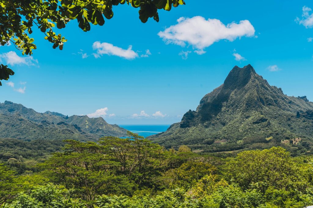 Montanhas e lagoa de Moorea