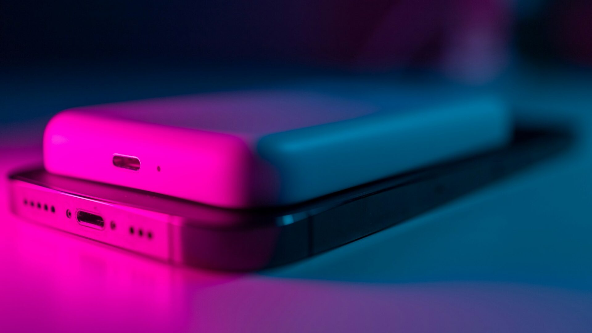 Power bank no avião: o que mudou com as novas regras da ANAC