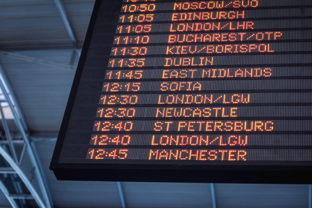 Painel de partidas de voos em um aeroporto
