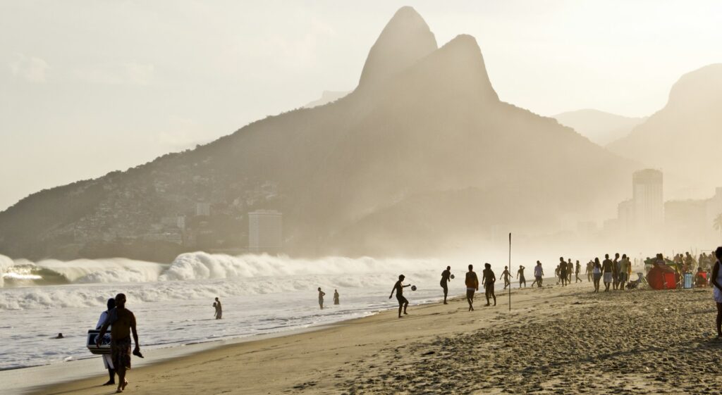 Praia de Ipanema ao entardecer com o Morro Dois Irmãos ao fundo, no Rio de Janeiro