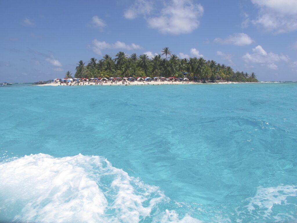 Ilhota de Johnny Cay cercada de mar turquesa em San Andrés