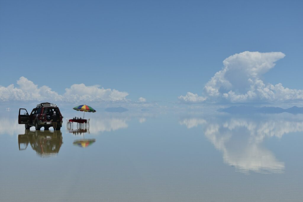 Efeito espelho no Salar de Uyuni, na Bolívia