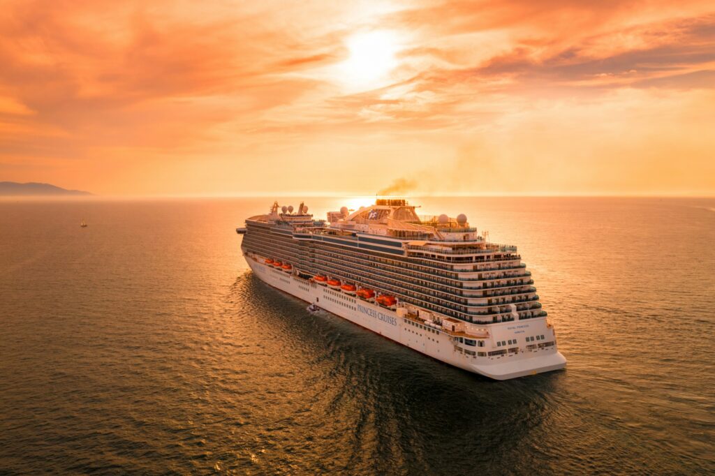 Navio de cruzeiro navegando no mar ao pôr do sol